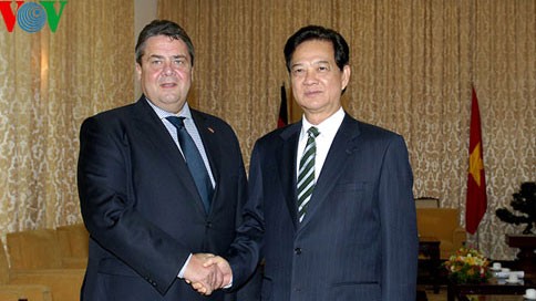 PM receives German Vice Chancellor  - ảnh 1